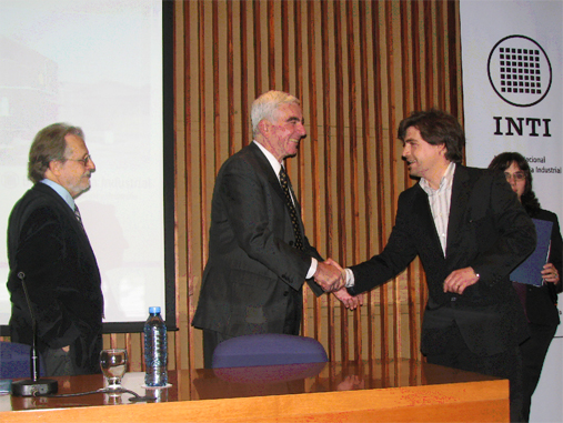 Enrique Martinez and Dr. Alberto D�az preside de ceremony.